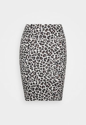 Jupe crayon en imprimé léopard, en tissu extensible, forme ajustée, taille haute, avec des taches noires, marron et beiges sur fond blanc.