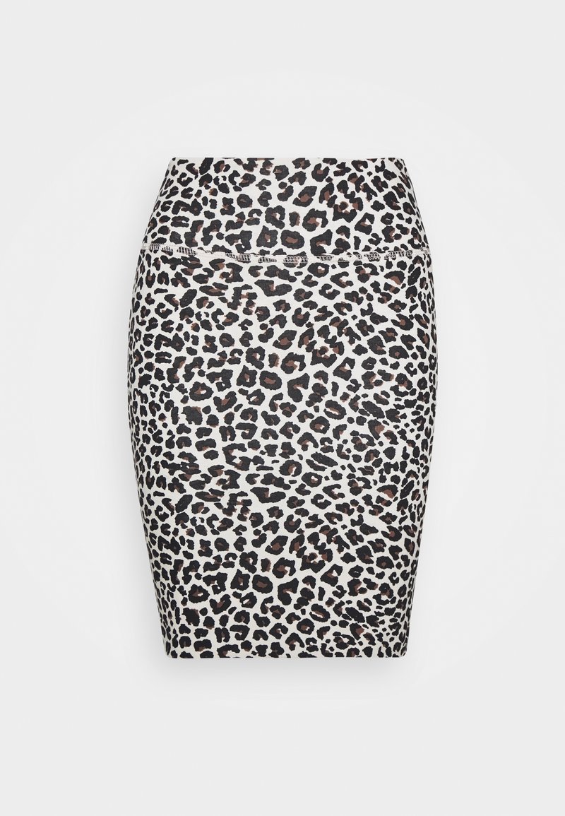 Leren pencilrok met luipaardprint, rekbare stof, nauwsluitende pasvorm, hoge taille, voorzien van zwarte, bruine en beige vlekken op een witte achtergrond.