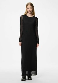 Černé maxi šaty s dlouhými rukávy a kulatým výstřihem, vyrobené z lehkého materiálu, s průhlednými rukávy a bočním rozparkem na lemu.