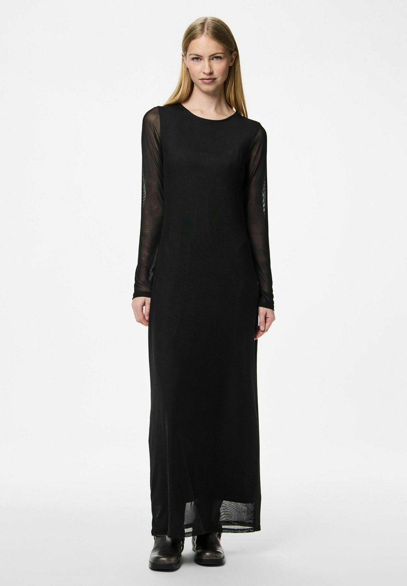 Černé maxi šaty s dlouhými rukávy a kulatým výstřihem, vyrobené z lehkého materiálu, s průhlednými rukávy a bočním rozparkem na lemu.