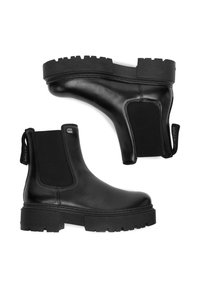 Czarne skórzane botki do kostki z masywnymi, bieżnikowanymi podeszwami i elastycznymi panelami bocznymi, zaprezentowane z widokiem z boku i od spodu na białym tle.