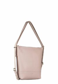 Sac à bandoulière en cuir rose à texture lisse, de forme rectangulaire, avec une sangle réglable et un design minimaliste. Éléments métalliques argentés.