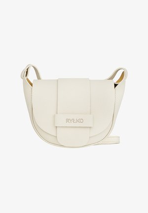 Kleine cremeweiße Leder-Umhängetasche mit Klappenverschluss und eingeprägtem RYŁKO-Logo auf dem vorderen Riemen.