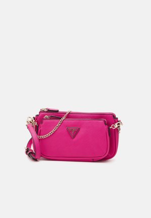 Sac bandoulière rose vif multi-compartiments avec détail chaîne dorée et logo Guess sur la poche avant, sur fond blanc.