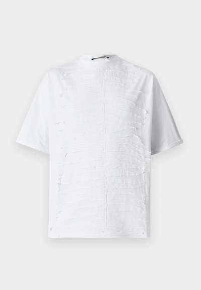 Biała bawełniana koszulka z teksturowanym wzorem przypominającym poziome linie na przodzie, z wysokim dekoltem i krótkimi rękawami.