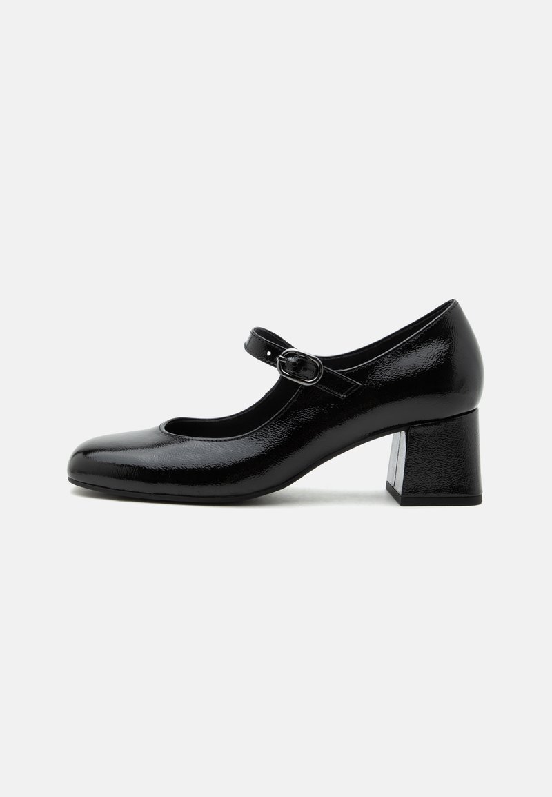 Chaussure Mary Jane en cuir verni noir avec bout rond, bride réglable avec boucle et talon bloc de hauteur moyenne.