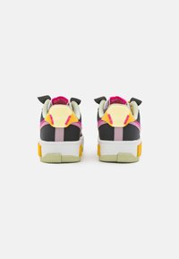 Zapatillas chunky en materiales negro y gris con detalles en rosa y amarillo. Cuenta con talón texturizado y suela de goma, con detalles únicos de costura.