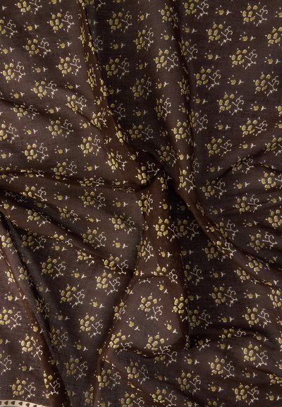 Καφέ ύφασμα με λουλουδάτο σχέδιο σε κίτρινες και λευκές αποχρώσεις, ομαλή υφή και απαλή, ρέουσα εμφάνιση.