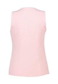 Mouwloze top van zachtroze stof, met een aansluitend ontwerp en subtiele zijnaden, en een ronde halslijn. Gladde textuur, geen versieringen.