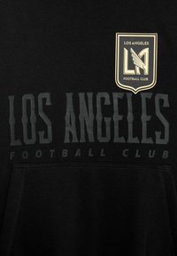 Sudadera negra con capucha que presenta un destacado parche bordado en oro con el texto "LOS ANGELES FOOTBALL CLUB" y una gran impresión en gris de "LOS ANGELES".