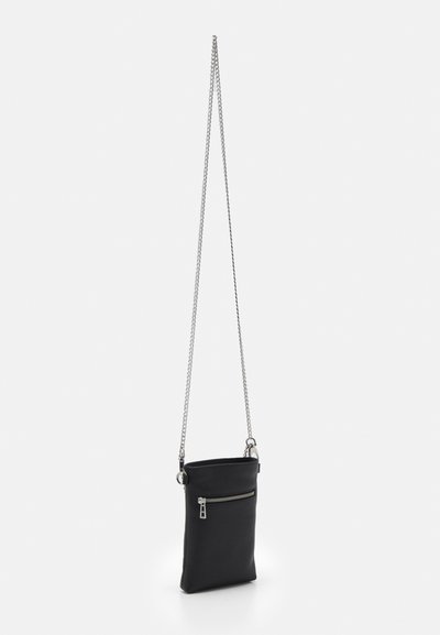 Borsa a tracolla nera in pelle con tasca con zip, dotata di una tracolla in catena argentata e una finitura testurizzata per una presa e dettagli aggiuntivi.
