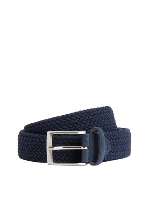 Cintura intrecciata in tessuto blu navy con fibbia rettangolare argentata e passante in tessuto abbinato, arrotolata su sfondo bianco.