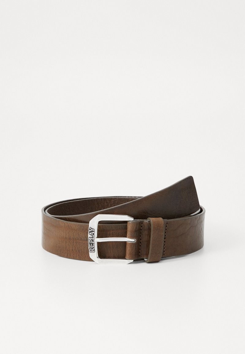 Cintura in pelle marrone con una texture liscia, dotata di una fibbia in metallo argentato incisa con la scritta "REPLAY" e un design con punta affusolata.