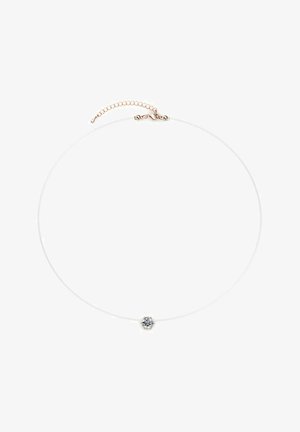 Zilveren draad choker ketting met een heldere kristallen hanger, voorzien van een delicate roségouden ketting voor verstelbare lengte aan de achterkant.