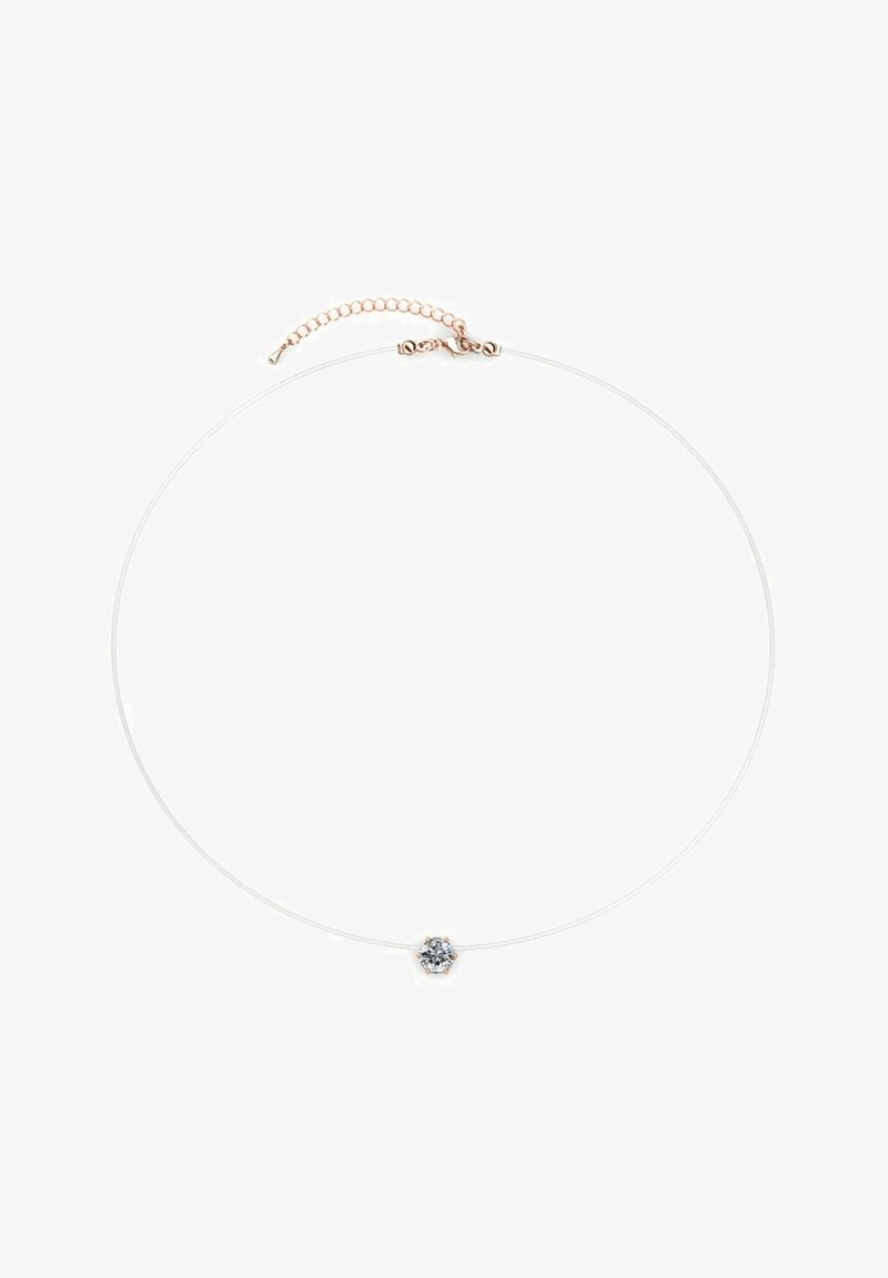 Zilveren draad choker ketting met een heldere kristallen hanger, voorzien van een delicate roségouden ketting voor verstelbare lengte aan de achterkant.