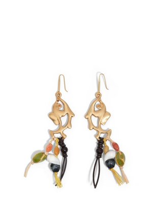 Pendientes en tono dorado con forma abstracta de pez, con cuentas multicolores y borlas colgando de cordones negros.