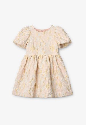 Sukienka z bufkami w pastelowym różu z kwiatową teksturą, z żółtymi i białymi detalami, marszczonym dołem oraz zapięciem na guziki z tyłu.