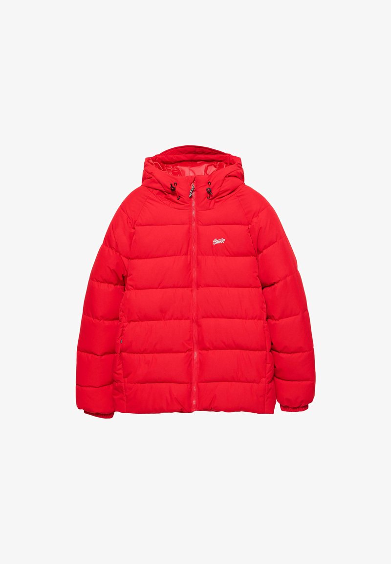 Jachetă puffer roșie cu glugă, închidere cu fermoar, manșete elastice și segmente de umplutură cusute. Include logo pe pieptul stâng.