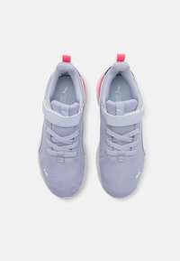 Baskets de sport lilas clair avec une tige en mesh, des accents noirs et roses, des lacets élastiques et une languette au talon pour un enfilage facile.
