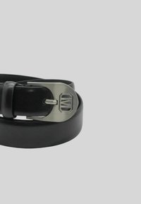 Cintura nera in pelle con fibbia in metallo argento che presenta un logo geometrico. Texture liscia, larghezza stretta e design classico.