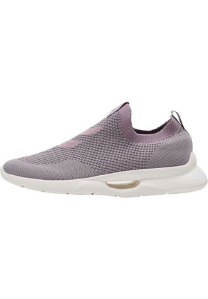 Lyse lilla slip-on sneaker med strikket overdel og hvid polstret sål, med trækstrop på hælen.