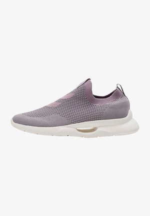 Baskets violettes claires à enfiler avec dessus en tissu tricoté et semelle blanche rembourrée, avec une languette au talon.