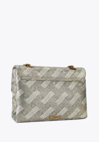 Borsa metallica argento con una texture intrecciata, dotata di chiusura a patta e hardware in tonalità oro. Include un'etichetta metallica con il marchio sul fondo.