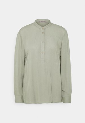 Lys grøn, langærmet bluse med mandarin krave, tre-knaps placket og lidt løs pasform. Blødt, glat stof med en subtil glans.