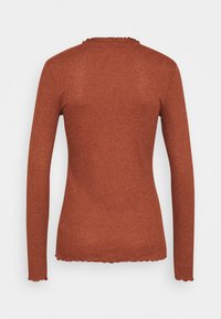 Langærmet, ribbet sweater i rustorange med en bølget kant og udskæring, lavet af et blødt strikket stof.