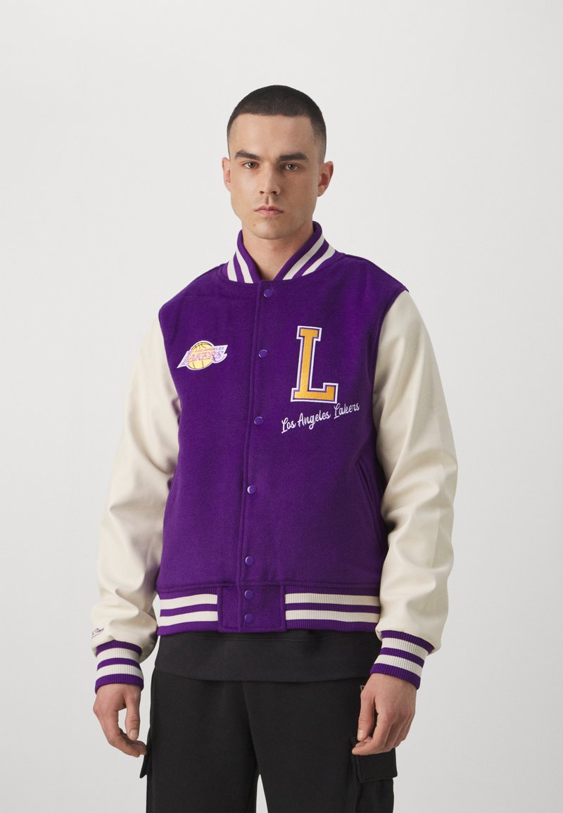 Mitchell & Ness - NBA LOS ANGELES LAKERS VARSITY JACKET - Fanartikel - purple, Vergroten