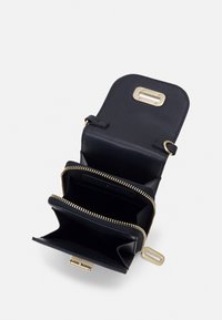Černá kožená peněženka se zlatými detaily, s zipovým uzávěrem, dvěma přihrádkami a skládací klopou. Hladký povrch s vnitřními kapsami.