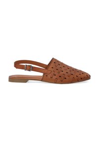 Bruine leren slingback schoenen met uitgesneden ontwerp, puntige neus, golvende randen en een platte zool. Verstelbare enkelband voor een goede pasvorm.