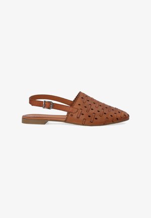 Brązowe skórzane buty slingback z wycięciami, w szpic, ze falbaniastymi krawędziami i płaską podeszwą. Regulowany pasek na kostkę zapewniający dobre dopasowanie.