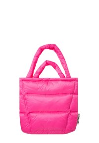 Helle pinkfarbene, gesteppten Tragetasche mit gepolsterten Griffen und einem kleinen weißen Anhänger mit der Aufschrift "SENSES" an der Seite.