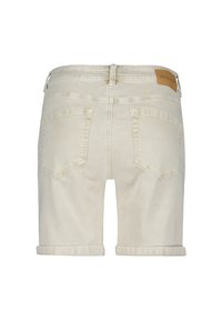 Beige denim shorts med opsmøget kant, der har to baglommer og et tan lædermærke over den højre lomme.