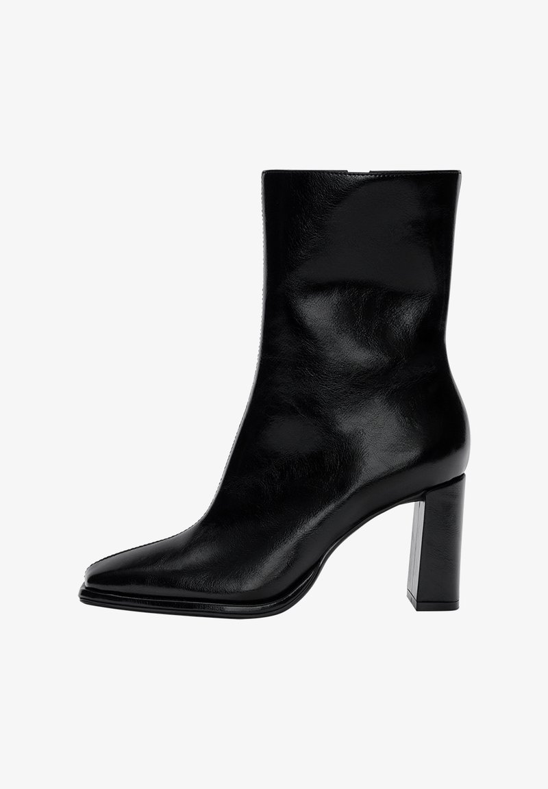 Botte en cuir noire mi-mollet avec bout pointu et talon haut épais, finition lisse et brillante, fermeture éclair latérale.