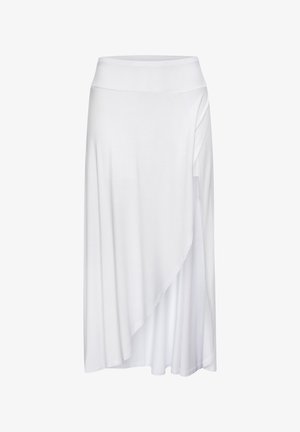 Biela midi sukňa s asymetrickým zábalovým dizajnom a širokým pásom, vyrobená z ľahkej, prúdiacej látky.