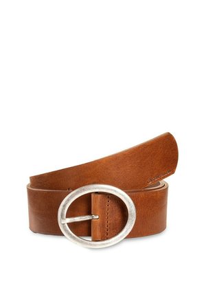Ceinture en cuir marron avec une large sangle et une boucle ovale en argent. Texture lisse, design simple et légère conicité vers l'extrémité.