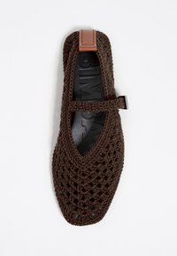 Scarpa all'uncinetto marrone con punta chiusa e design a rete aperta, dotata di una tracolla in pelle marrone e una soletta nera con marchio.
