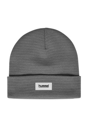 Graue Strickmütze mit umgeschlagenem Bündchen und einem rechteckigen weißen Etikett mit dem zentrierten "hummel"-Markenlogo auf dem Bündchen.