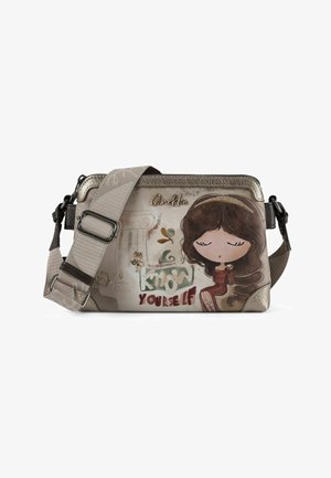 Umhängetasche mit metallic-beiger Oberfläche, mit einer detaillierten Illustration eines Mädchens, dem Text "KENNE DICH SELBST" und dekorativen Akzenten.