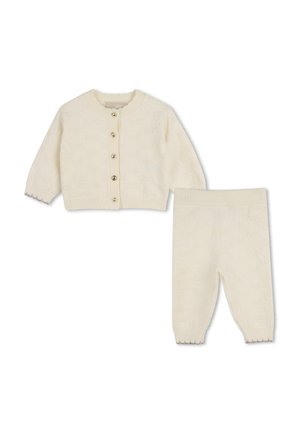 Cardigan bébé tricoté couleur crème avec boutons sur le devant et pantalon assorti tricoté avec taille et poignets élastiqués.