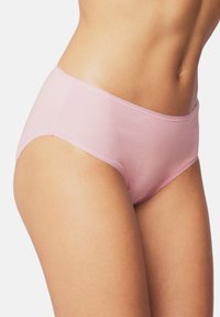 Roze katoenen hipsterondergoed met een gladde textuur, voorzien van een hoge tailleband en naadloze randen voor comfort. Geen zichtbare patronen of accenten.