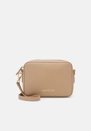 Beige Valentino crossbody taske med pebble-struktur, guldfarvet hardware og justerbar rem på hvid baggrund.