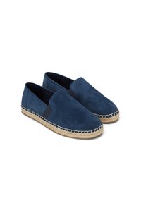 Espadrilles bleu en suède à enfiler avec des accents élastiques sur les côtés et des semelles en jute tressé, présentant une texture lisse et un design à bout arrondi.
