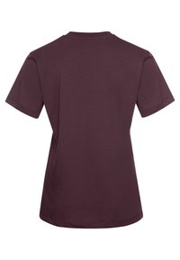 Effen bordeauxkleurig T-shirt met korte mouwen, van achteren afgebeeld op een witte achtergrond.