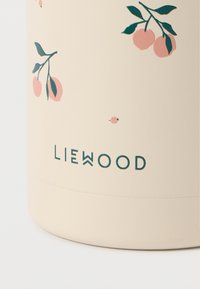 Μπουκάλι Liewood με μόνωση σε απαλό κρέμα χρώμα με ροζ εικονογραφήσεις φρούτων και σκούρο μπλ�ε κείμενο. Λείο ματ φινίρισμα, εργονομικό σχήμα και στρογγυλή βάση.