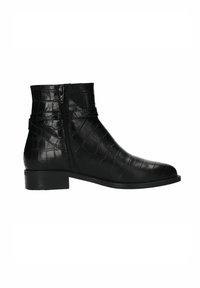 Zwarte enkellaars van gestructureerd krokodillen-embossed leer. Beschikt over een zijrits, een ronde neus en een lage blokhak.