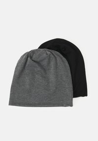 Zwei Mützen: eine in schlichtem Schwarz und eine in meliertem Grau, aus weichem, dehnbarem Stoff mit einem gerafften Oberteil für einen snug fit.