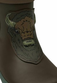 Botte en caoutchouc marron avec un dessus texturé et un motif de bison sur le devant. Le design comprend des accents de couleur contrastante et une finition lisse.